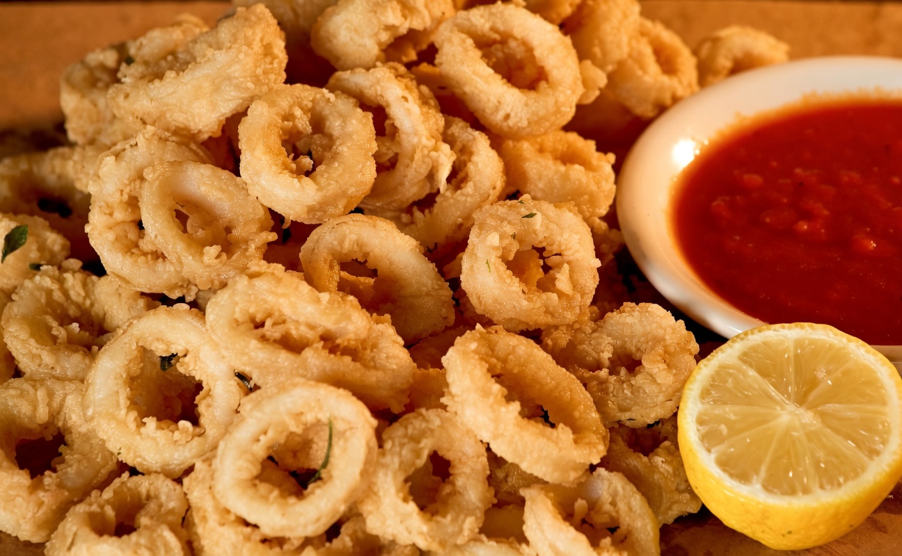 Fresh fried calamari served with lemon and marinara
